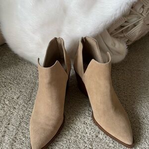 Women’s Vince Camuto booties, size 8.5